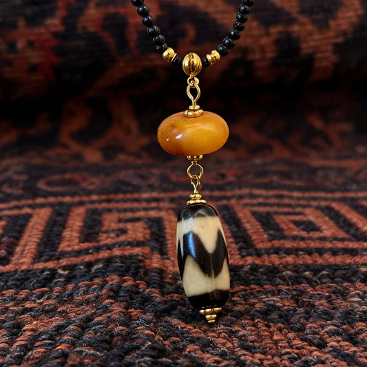 Kumbu tiger tooth dzi bead pendant front detail