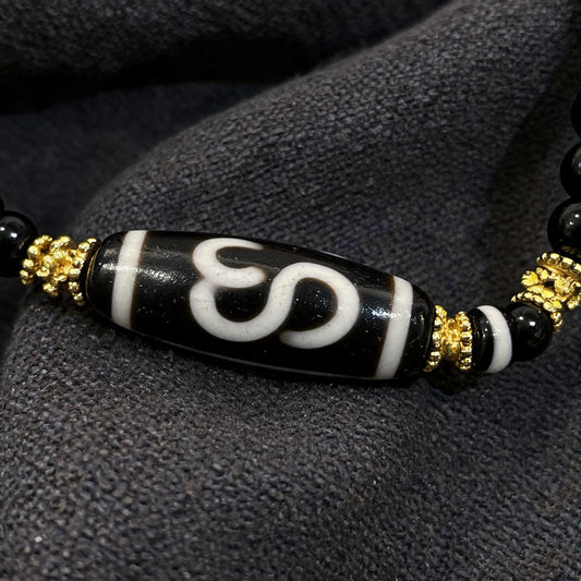 Design O dzi bead pendant detail close-up