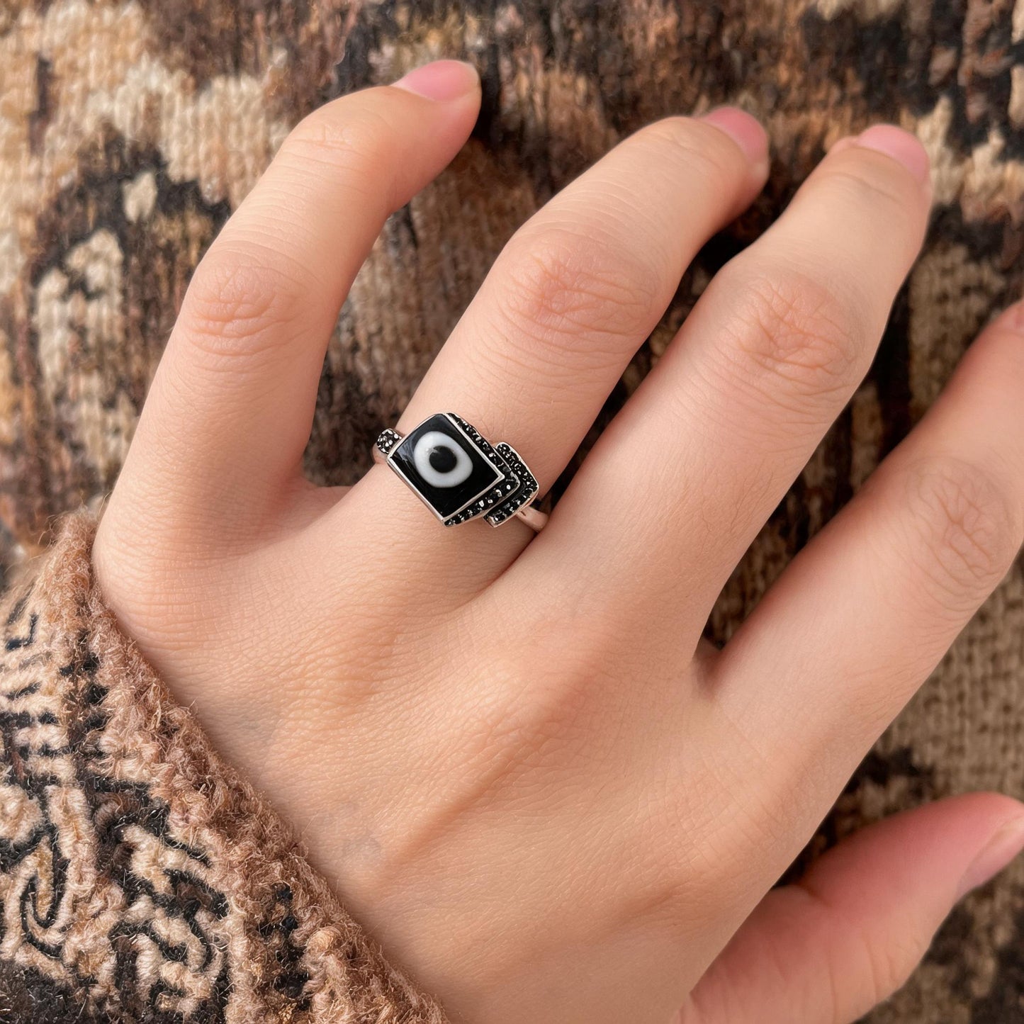 Handcrafted one-eyed Dzi S925 adjustable ring style 5 wearing scale view