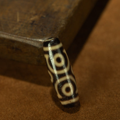 Six eye dzi bead pattern detail