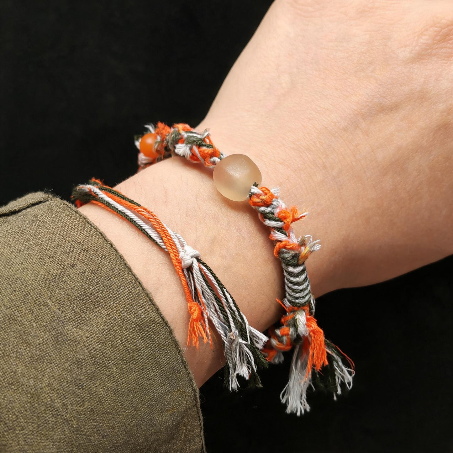 Zhu Xia hand-braided glass bead bracelet wearing scale view
