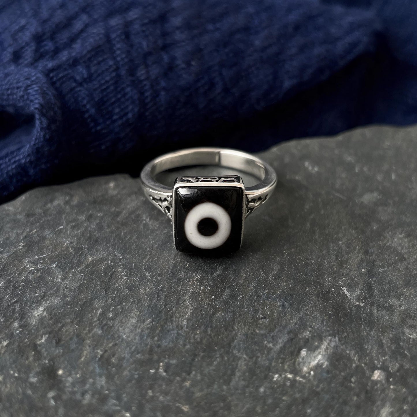 Handcrafted one-eyed Dzi S925 adjustable ring style 1 Dzi eye detail