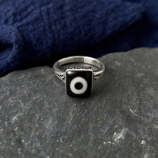 Handcrafted one-eyed Dzi S925 adjustable ring style 1 Dzi eye detail