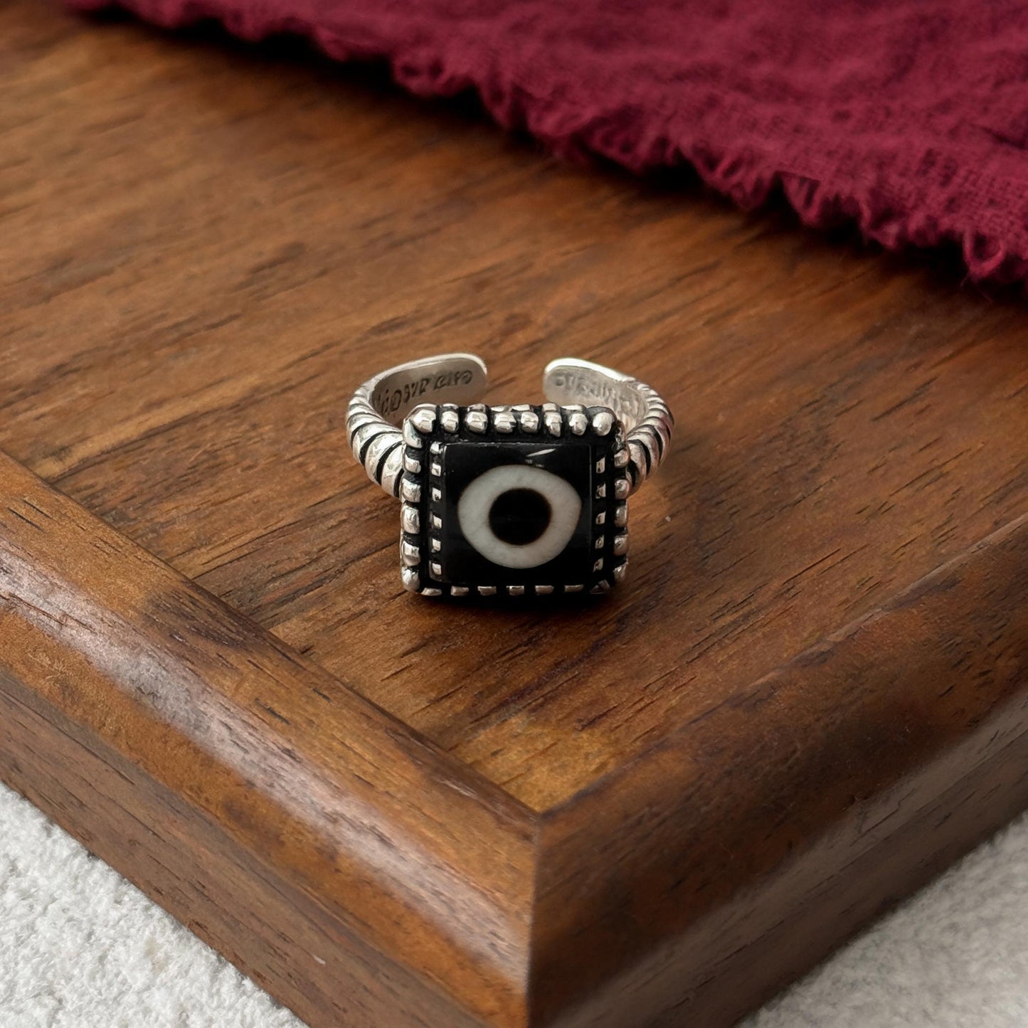 Handcrafted one-eyed Dzi S925 adjustable ring style 3 Dzi eye detail