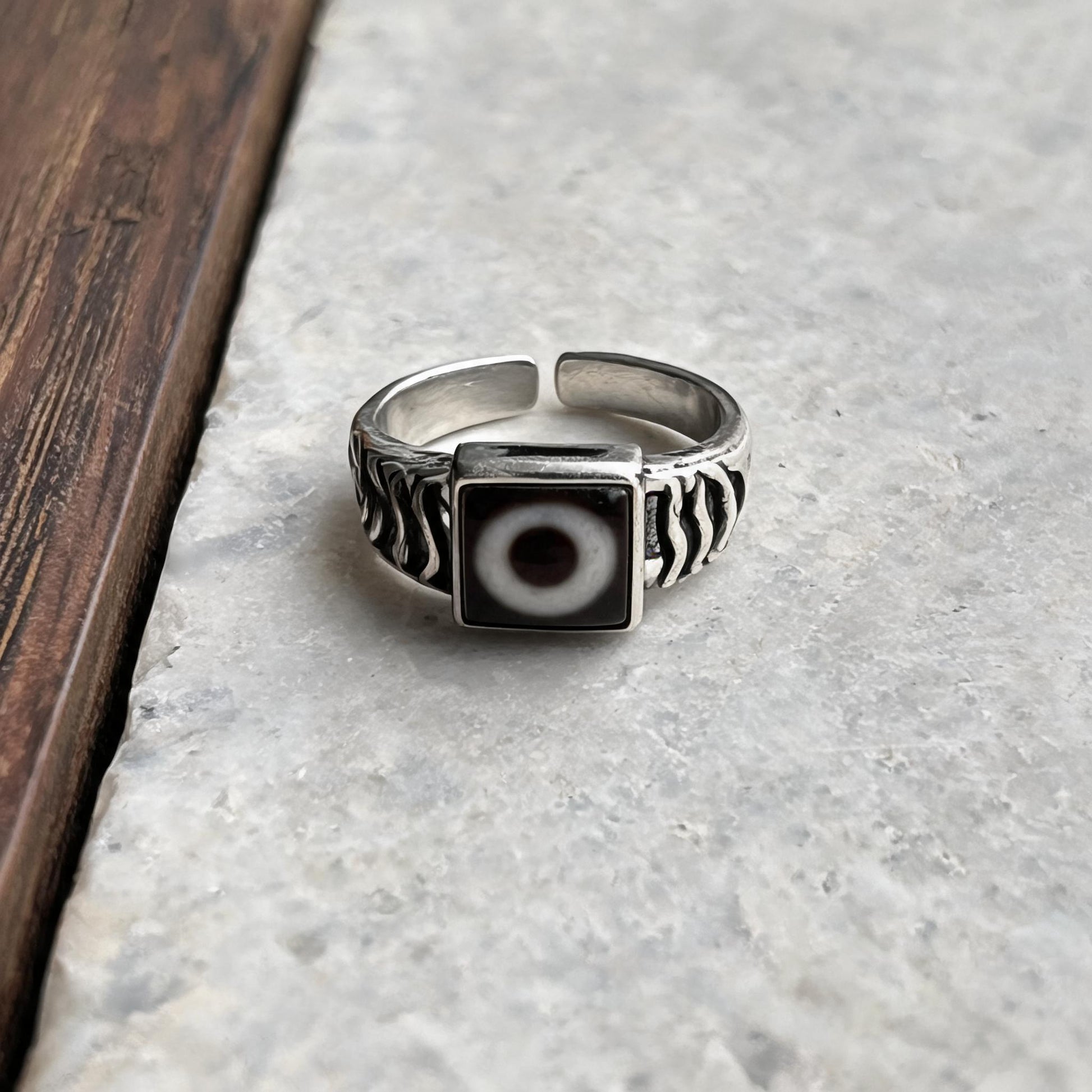 Handcrafted one-eyed Dzi S925 adjustable ring style 4 Dzi eye detail