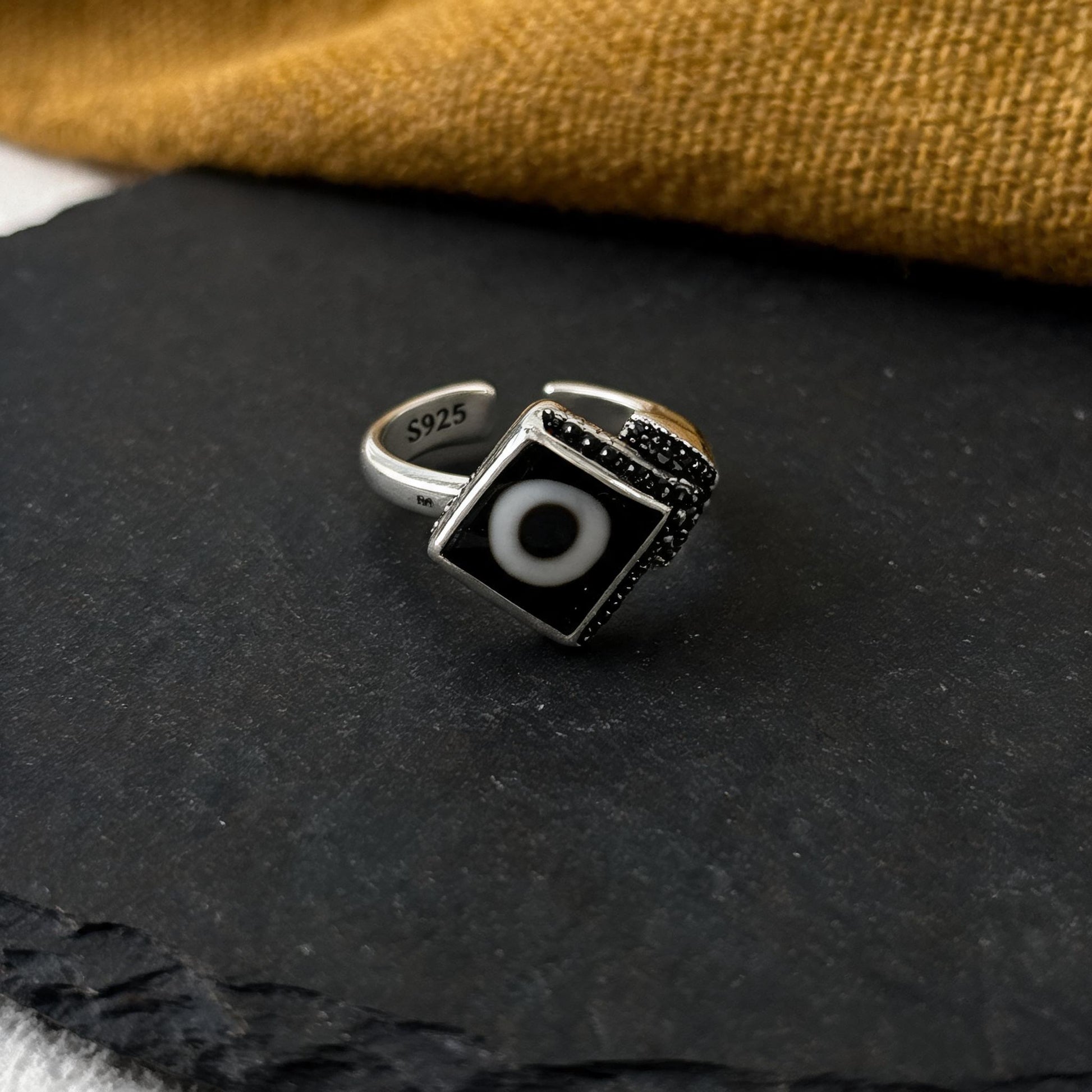 Handcrafted one-eyed Dzi S925 adjustable ring style 5 Dzi eye detail