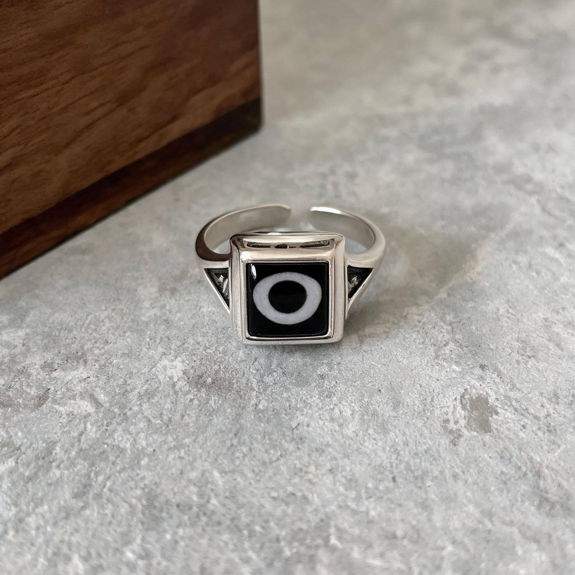 Handcrafted one-eyed Dzi S925 adjustable ring style 7 Dzi eye detail