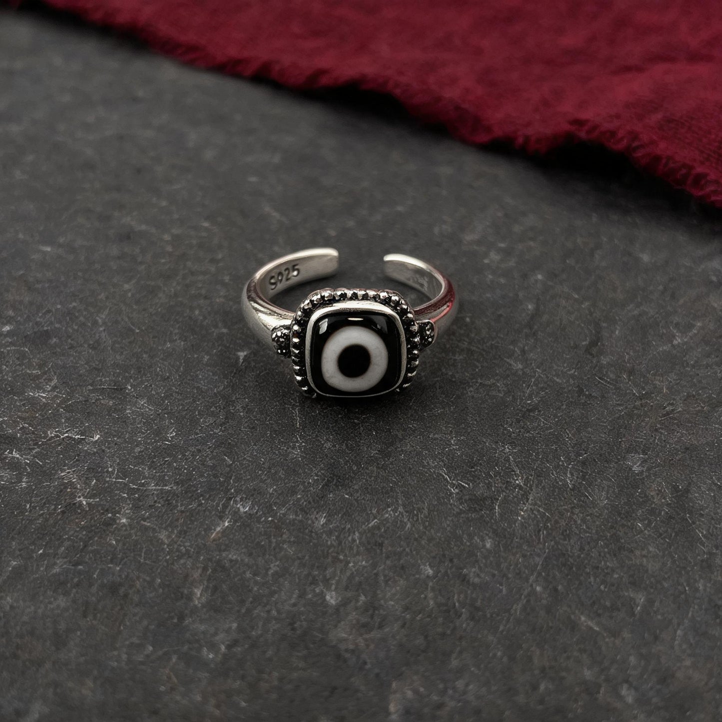 Handcrafted one-eyed Dzi S925 adjustable ring style 8 Dzi eye detail