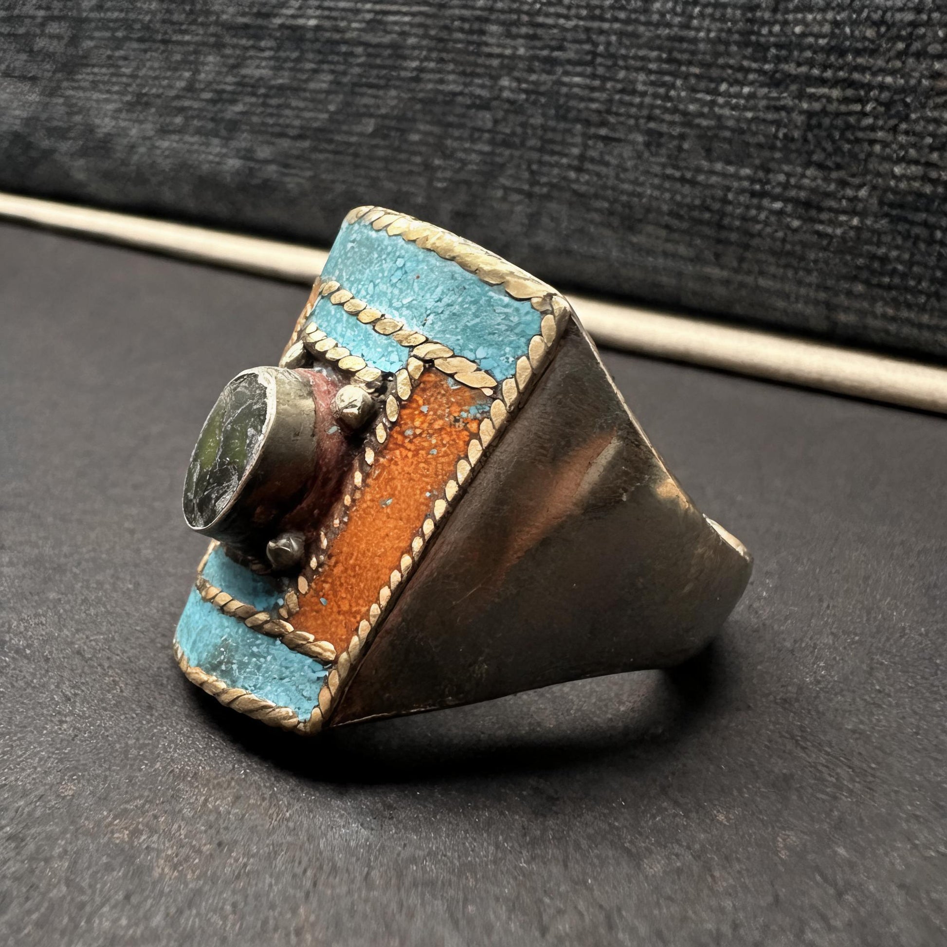 Hand-inlaid statement ring broad band and setting profile